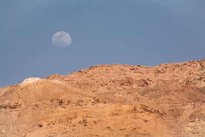 Mond über Dead Sea